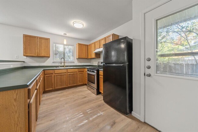 Building Photo - 1804 Singleton Ave