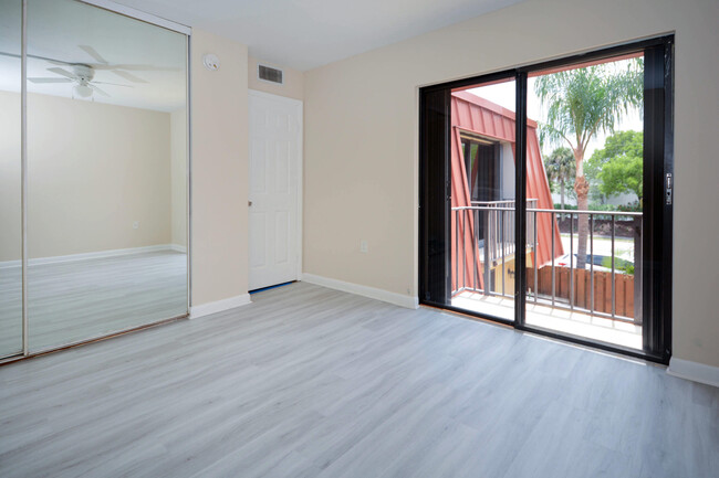Building Photo - 3157 Gardens E Dr