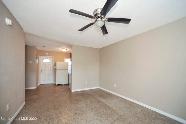 Building Photo - 1420 Avocado Ave