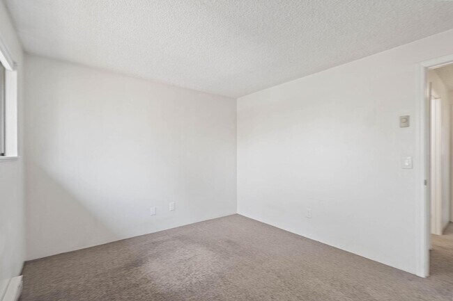 Building Photo - Well-maintained 2-bdrm/1-bath unit in tri-plex—On-site laundry, off-street parking, storage