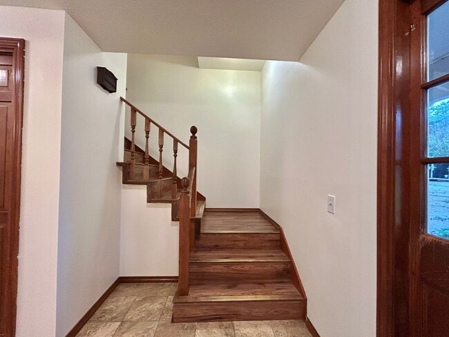 Building Photo - Timeless 5 Bed, 2.5 Bath Home - SW Beaverton