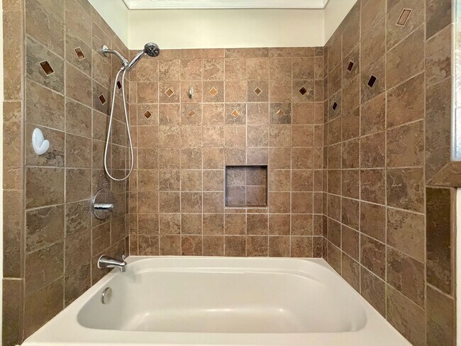 Building Photo - 7103 Twin Crest Dr