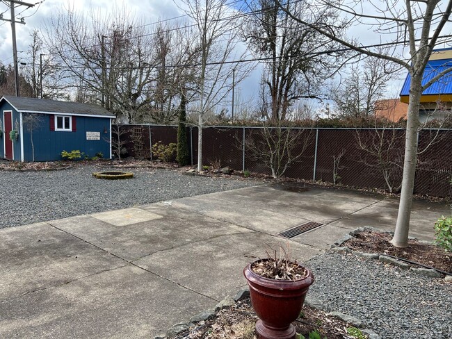 Building Photo - Updated 3 bedroom 1 bathroom house in Thur...