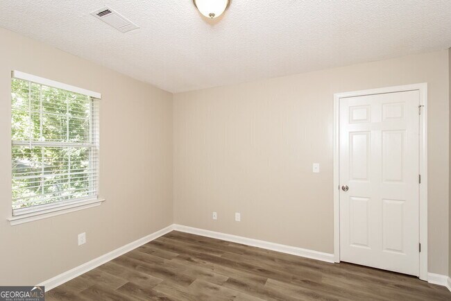 Building Photo - 6154 Highview Dr SE