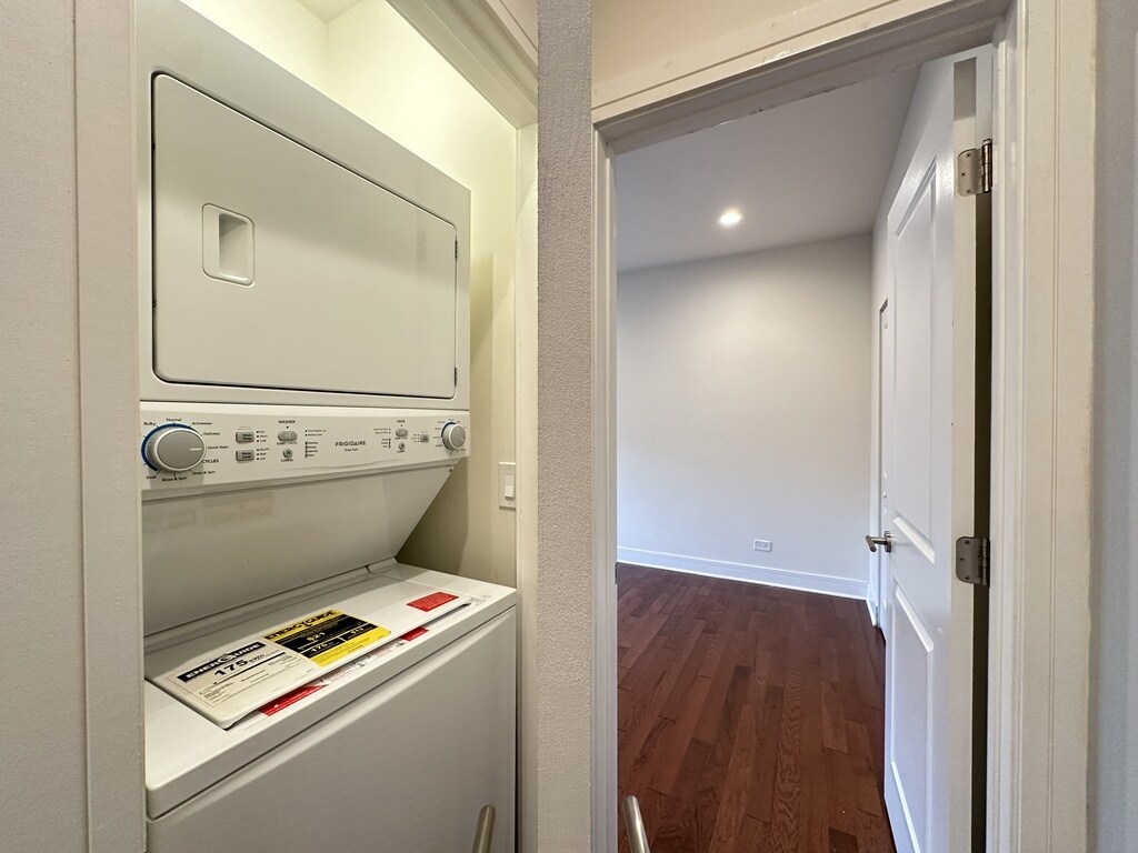 Building Photo - 1159 W Lunt Ave