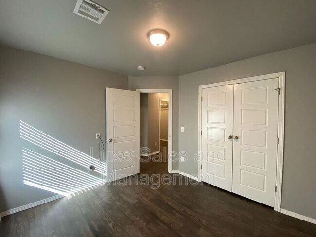 Building Photo - 7804 Meadow Lake Dr
