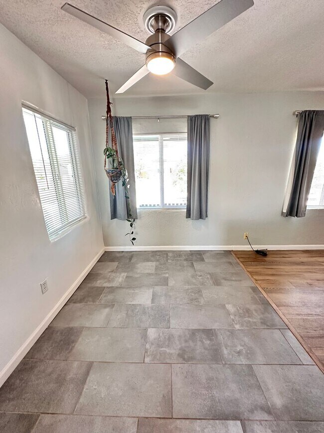 Building Photo - 2120 La Veta Dr