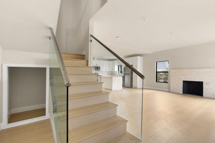 Building Photo - 5670 Lexington Ave