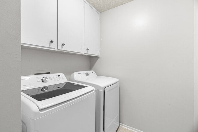Building Photo - 2405 Emerson Ct