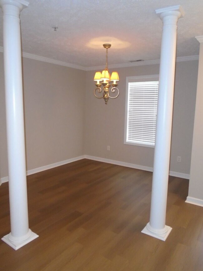 Building Photo - Updated move in ready 2 bedroom!