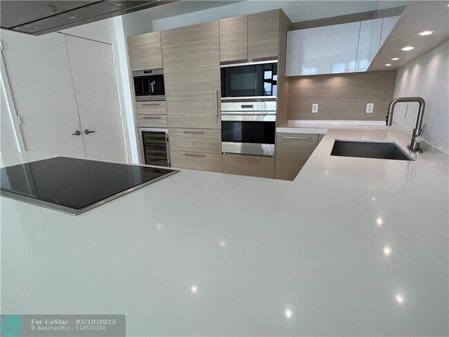 Building Photo - 17301 Biscayne Blvd