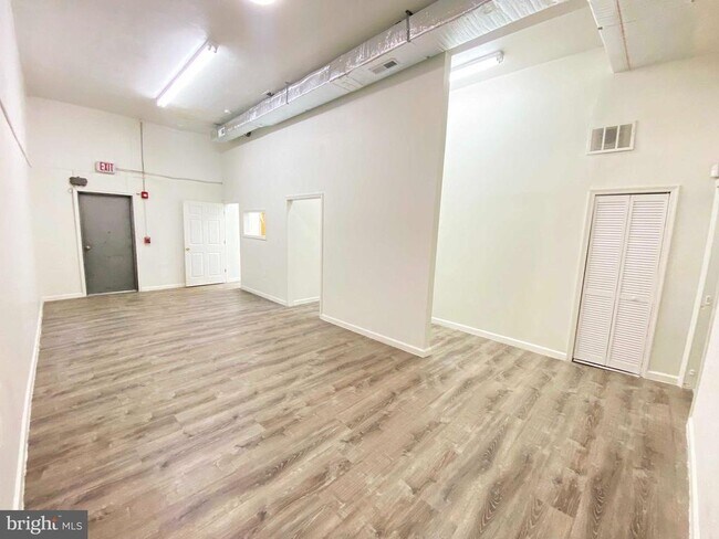 Building Photo - 1433 Vernon Rd