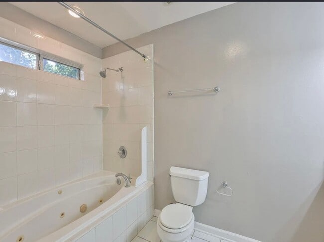 Building Photo - 4 Bed/3 Bath home located near Midtown!