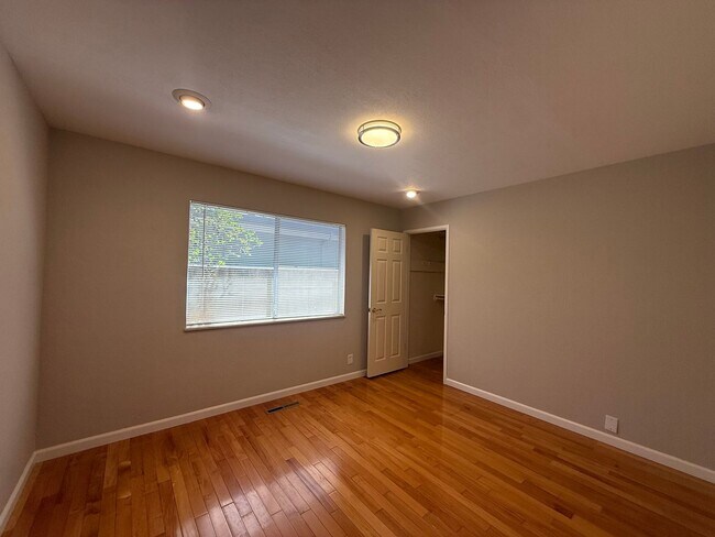 Building Photo - 5536 Fern Dr