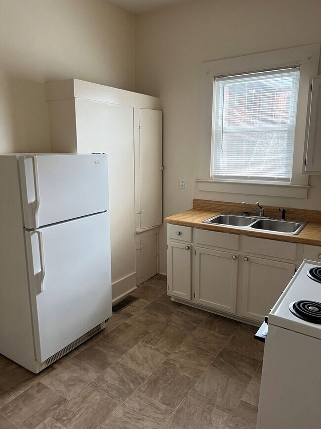 Building Photo - Nice 1 Bed 1 Bath Unit! Available Fall 2025!