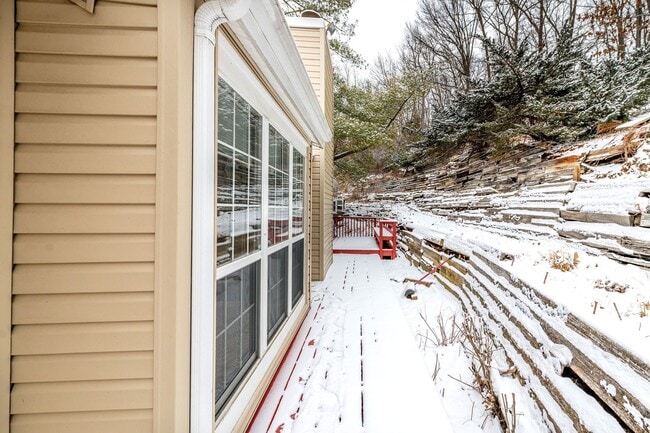 Building Photo - SPACIOUS 3 BEDROOM 2 BATH W/2 CAR GARAGE