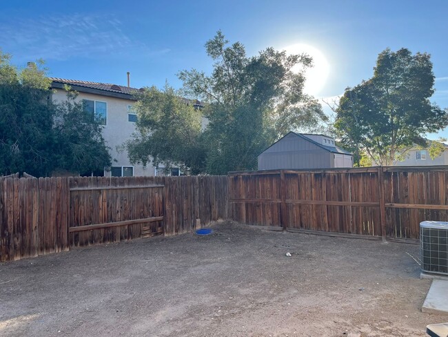 Building Photo - 3 bedroom- 2 bath Home in Victorville!