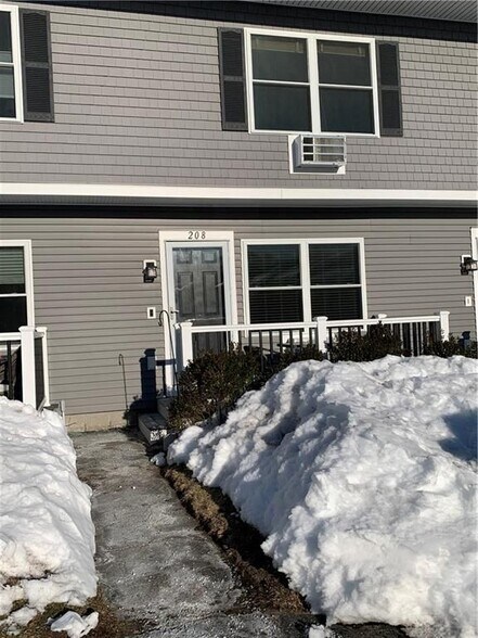 Building Photo - 200 Post Rd