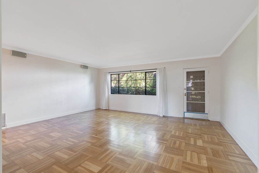 Building Photo - 5146 Village Grn