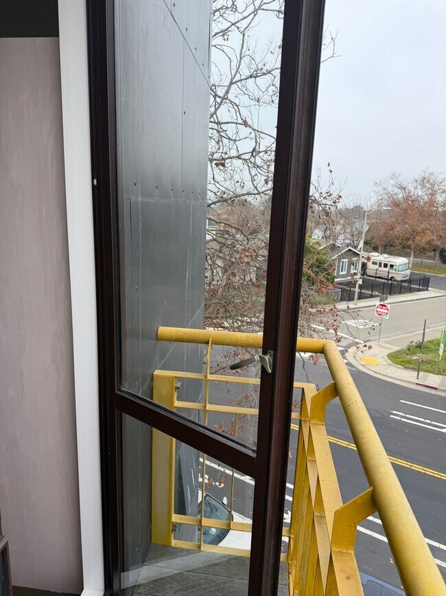 Building Photo - Contemporary, Large 1br/1ba Apt. Near Ashby BART