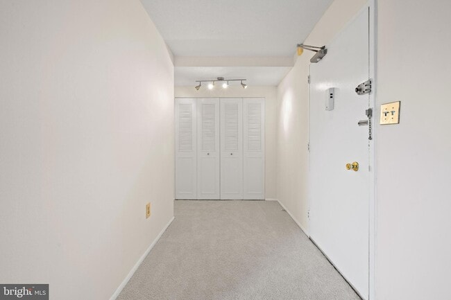 Building Photo - 4600 S Four Mile Run Dr