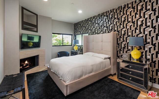 Building Photo - 2826 Las Alturas St