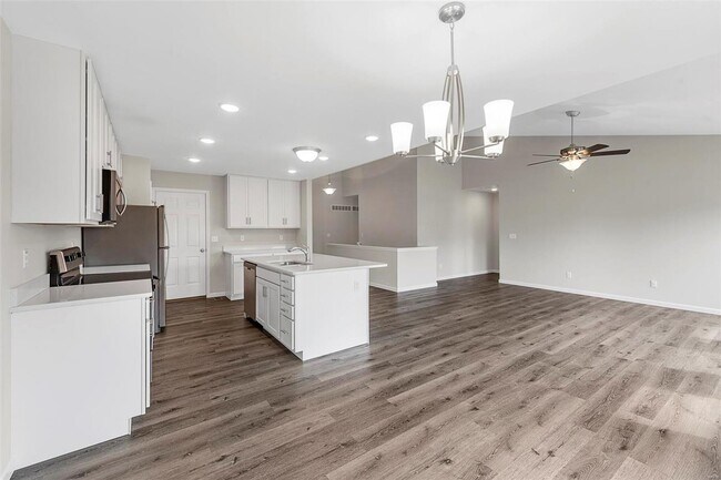 Building Photo - 4602 Siesta Dr