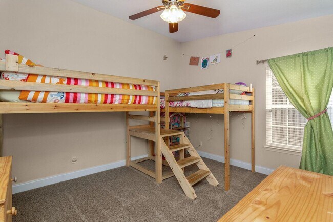 Building Photo - 511 Oak Ave