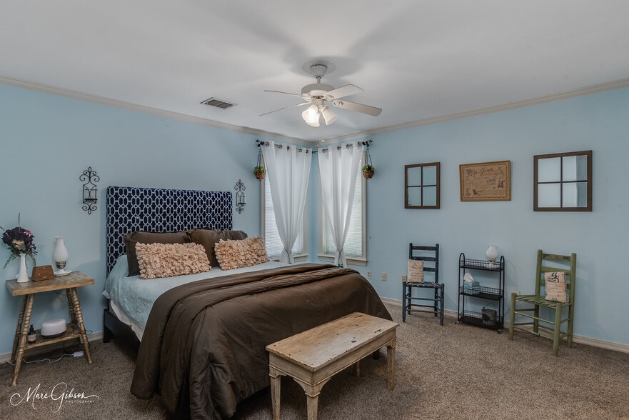 Building Photo - 1260 Capilano Dr