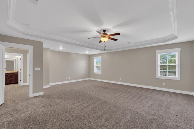 Building Photo - Large home in Swansboro School District