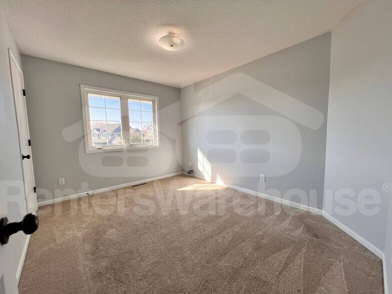 Building Photo - 1709 NE Sherman Ct