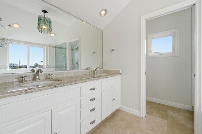 Building Photo - Premier Location in Corona Del Mar for 12-Month Lease