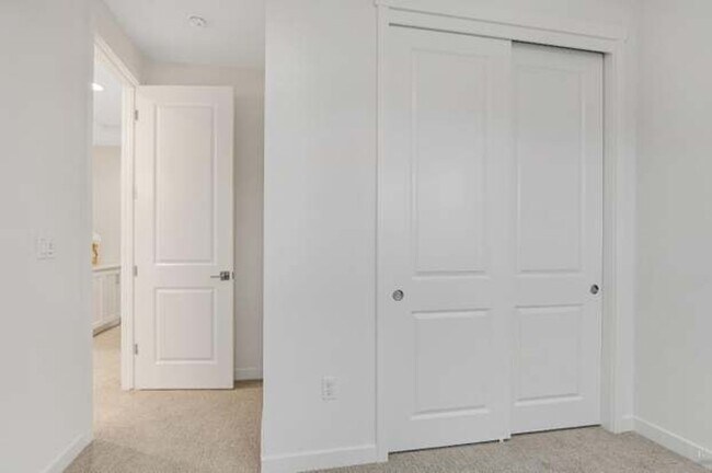 Building Photo - Beautiful, light filled home with EV charger, cozy backyard, very convenient SWSR location