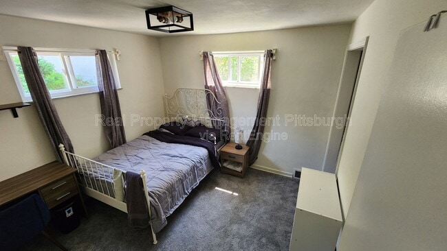 Building Photo - 433 Ella St