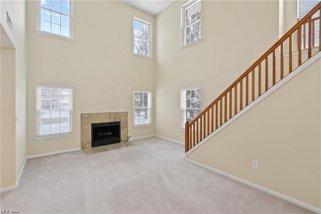 Building Photo - 240 Fox Hollow Dr