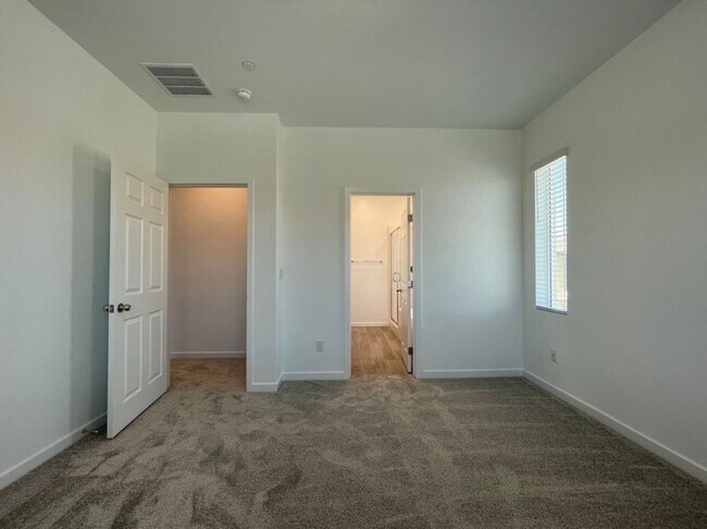 Building Photo - GATED 3 BED 3 BATH 2 CAR GARAGE TOWNHOUSE w/ LOFT + ROOM DOWNSTAIRS & COMMUNITY POOL IN HENDERSON