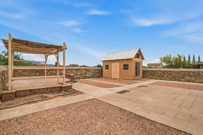 Building Photo - 2-story 3 bed 2.5 bath with loft home in Northeast El Paso