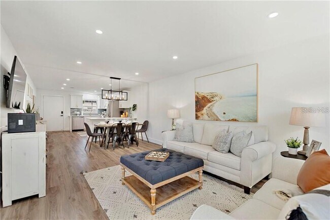 Building Photo - 7003 Sunset Way