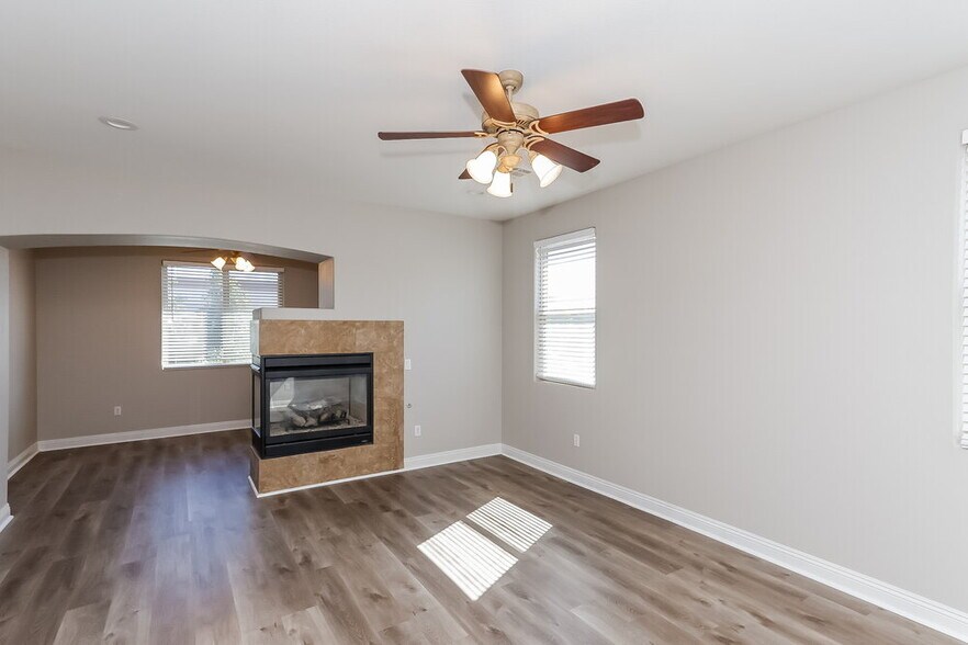 Building Photo - 537 Copper View St