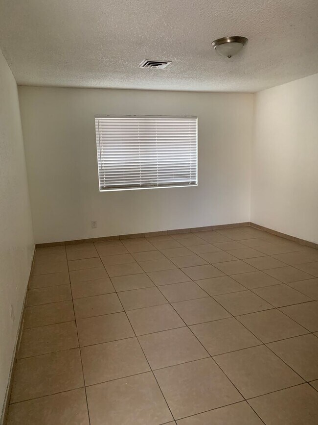 Building Photo - MUST SEE ONE BEDROOM TOWNHOME!