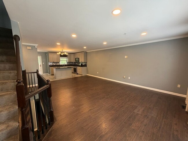 Building Photo - Beautiful Townhome in Seven Oaks!