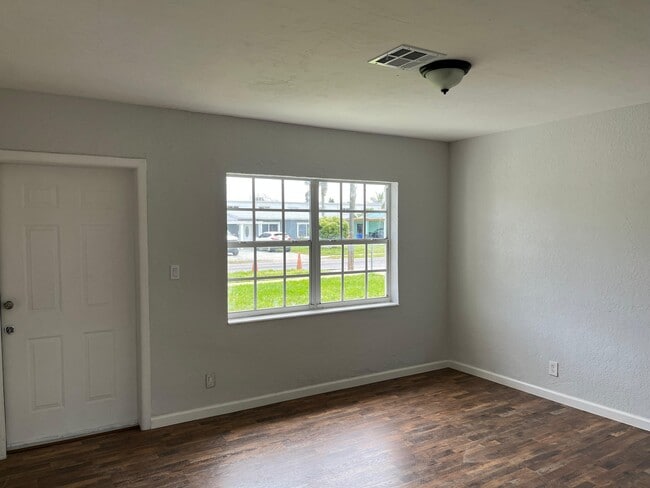 Building Photo - 1327 SW 22nd Ave