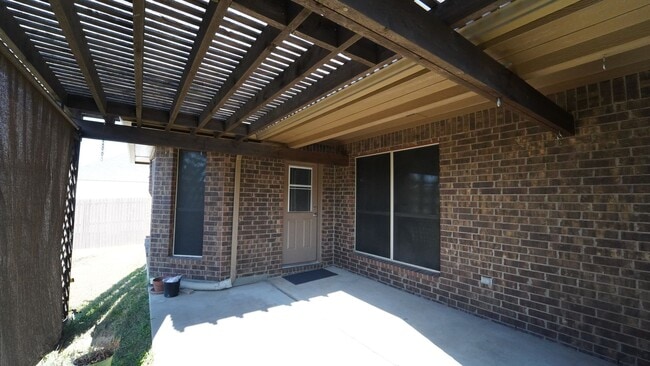 Building Photo - FOR LEASE! (Available October 20th) Spacio...
