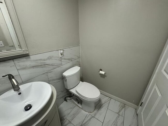 Building Photo - Beautiful 2 Bed 1 Bath Apartment with bonu...
