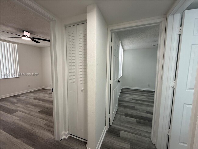 Building Photo - 9440 Live Oak Pl