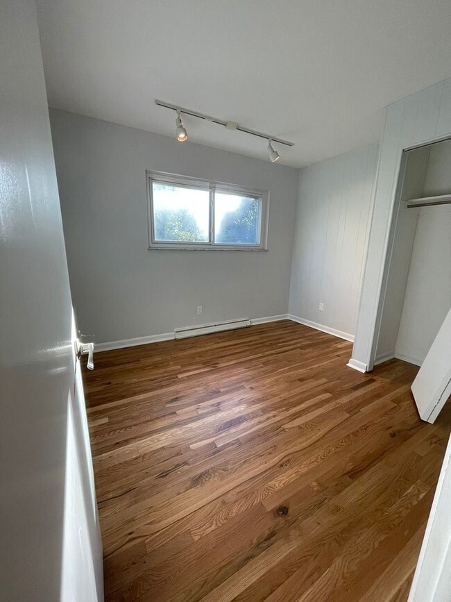 Building Photo - Beautiful Three Bedroom Home