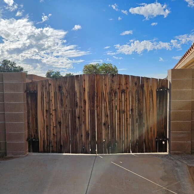 Building Photo - Awesome rental available!