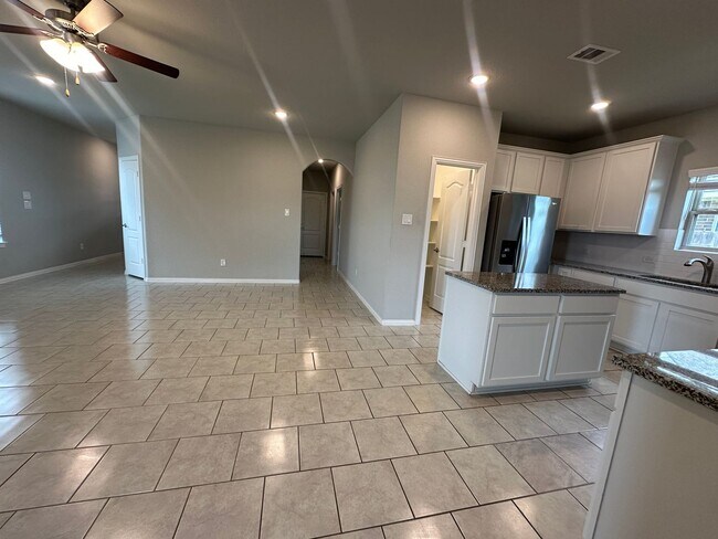 Building Photo - For Lease | 3 Bed, 2 Bath | 1,487 Sq Ft | ...