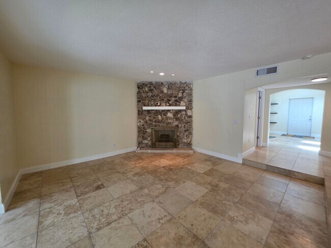 Building Photo - Spacious Townhome in The Trails