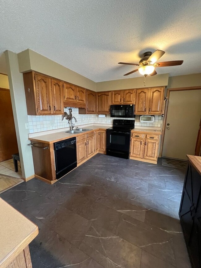 Building Photo - 2607 W 12th Street - Available May 8th - Short Term Rental Through October